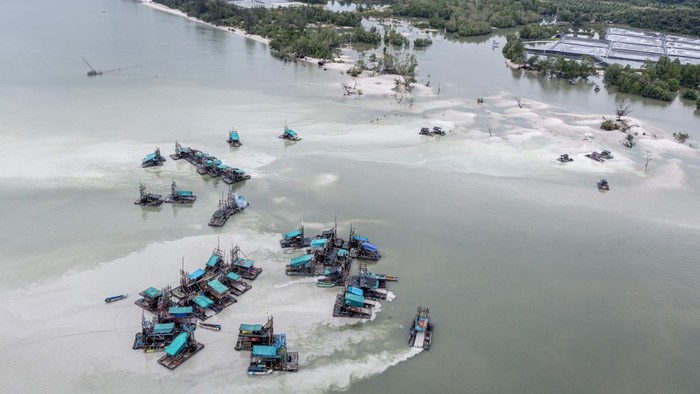 Sejumlah kapal ponton isap melakukan penambangan bijih timah ilegal di perairan Teluk Kelabat Dalam, Belinyu, Kabupaten Bangka, Kepulauan Bangka Belitung, Minggu (26/1/2025). Aktivitas penambangan bijih timah ilegal tersebut menyebabkan kerusakan ekosistem pesisir, merusak pohon bakau, mencemari perairan dan merusak terumbu karang yang menyebabkan kelompok nelayan kehilangan pendapatan karena berkurangnya jumlah tangkapan ikan.  ANTARA FOTO/Nova Wahyudi/foc.