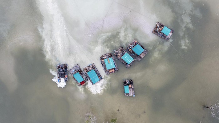 Sejumlah kapal ponton isap melakukan penambangan bijih timah ilegal di perairan Teluk Kelabat Dalam, Belinyu, Kabupaten Bangka, Kepulauan Bangka Belitung, Minggu (26/1/2025). Aktivitas penambangan bijih timah ilegal tersebut menyebabkan kerusakan ekosistem pesisir, merusak pohon bakau, mencemari perairan dan merusak terumbu karang yang menyebabkan kelompok nelayan kehilangan pendapatan karena berkurangnya jumlah tangkapan ikan.  ANTARA FOTO/Nova Wahyudi/foc.