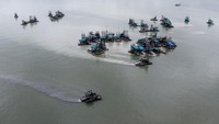 Sejumlah kapal ponton isap melakukan penambangan bijih timah ilegal di perairan Teluk Kelabat Dalam, Belinyu, Kabupaten Bangka, Kepulauan Bangka Belitung, Minggu (26/1/2025). 