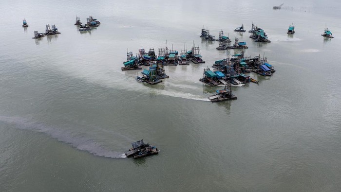 Sejumlah kapal ponton isap melakukan penambangan bijih timah ilegal di perairan Teluk Kelabat Dalam, Belinyu, Kabupaten Bangka, Kepulauan Bangka Belitung, Minggu (26/1/2025). Aktivitas penambangan bijih timah ilegal tersebut menyebabkan kerusakan ekosistem pesisir, merusak pohon bakau, mencemari perairan dan merusak terumbu karang yang menyebabkan kelompok nelayan kehilangan pendapatan karena berkurangnya jumlah tangkapan ikan.  ANTARA FOTO/Nova Wahyudi/foc.
