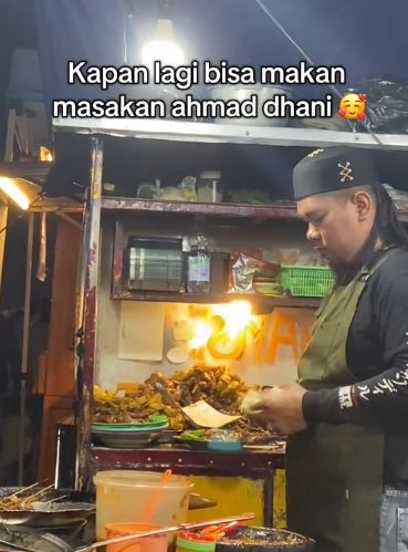 Penjual Ayam Goreng Mirip Ahmad Dhani di Bandung Bikin Salfok