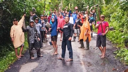 Warga Desa Telagatawang, Kecamatan Sidemen, Kabupaten Karangasem, melakukan perbaikan jalan secara swadaya, Senin (27/1/2025). (istimewa)