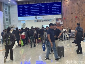 Fenomena di RI, Daya Beli Lesu-Marak PHK tapi Banyak Orang Liburan
