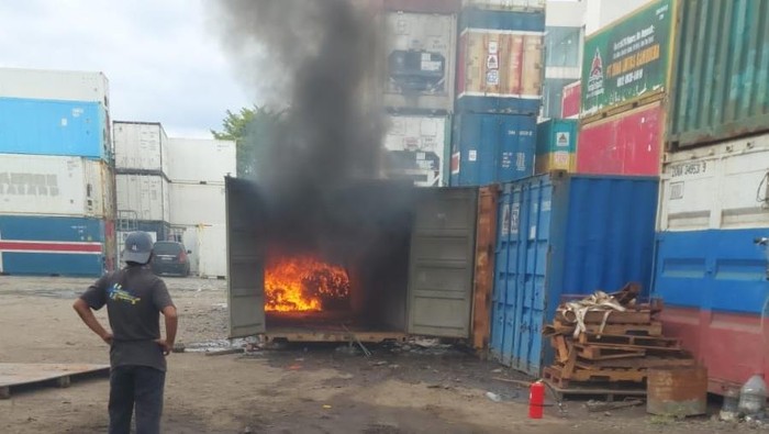 Peti Kemas di Jakut terbakar karena cairan kimia