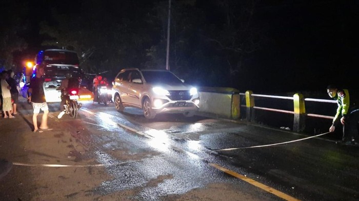 Dua unit sepeda motor saling bertabrakan atau adu banteng di Kabupaten Pinrang, Sulawesi Selatan (Sulsel).