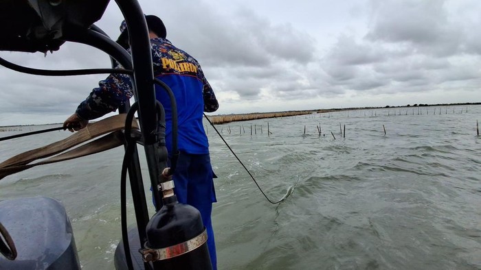 Polairud Baharkam Polda dan jajaran bongkar pagar laut di Kabupaten Tangerang, Banten, Senin (27/1/2025).