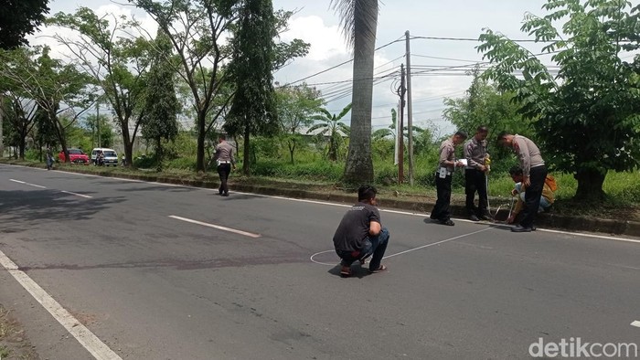 Polisi melakukan olah TKP di lokasi ditemukan pengendara meninggal dunia di Jalan Gubernur Sewaka Tasikmalaya.