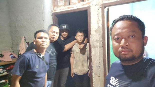 Polisi menangkap Aldo, preman viral yang memalak hingga melemparkan kursi ke penjaga konter HP di Ciputat, diamankan poisi.