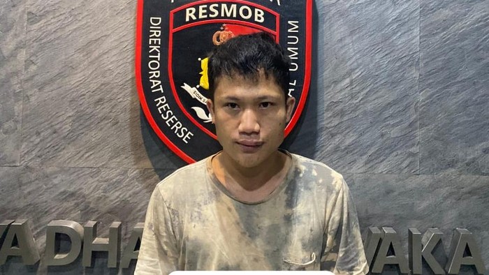 Polisi menangkap Aldo, preman viral yang memalak hingga melemparkan kursi ke penjaga konter HP di Ciputat, diamankan poisi.