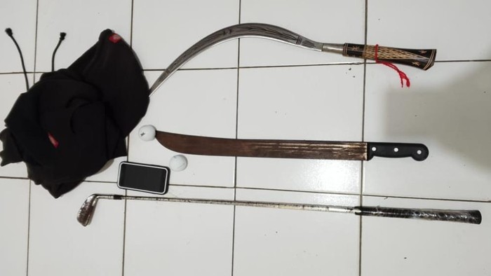 Polisi menemukan sajam diduga milik gangster tawuran di dekat Terminal Laladon, Bogor.