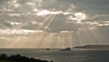 Berkas cahaya Crepuscular Rays. Foto: (Bored Panda)