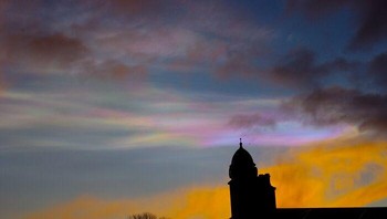 Awan pelangi atau awan warna-warni. Foto: (Bored Panda)