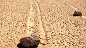 Fenomena batu berjalan. Foto: (Bored Panda)