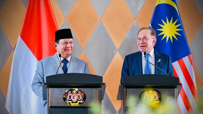 Prabowo Subianto saat bertemu secara bilateral dengan Perdana Menteri Malaysia Anwar Ibrahim di Menara Kembar Petronas, Senin (27/1/2025).