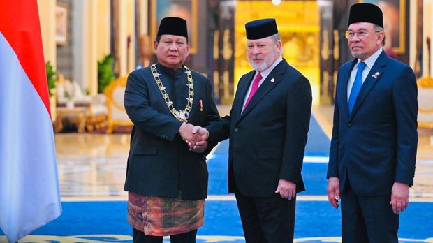 Presiden Prabowo Subianto menerima rasa hormat tertinggi dari peringkat pertama Johor (DK I Johor) dalam kunjungan nasionalnya di Malaysia. Penghargaan ini diajukan langsung oleh Yang Di-Pertuan Agong XVII Sultan Ibrahim di Istana Malaysia.