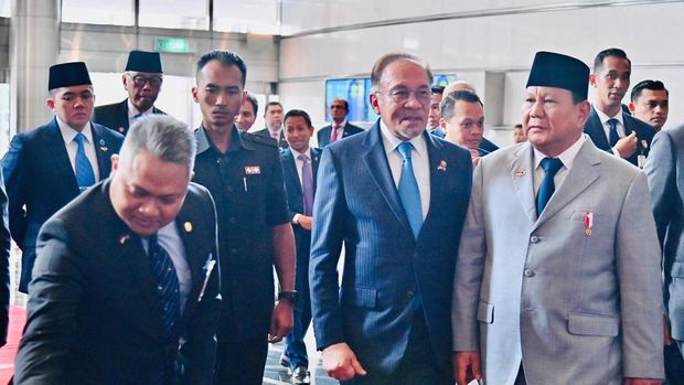 Presiden Prabowo Subianto melakukan pertemuan dengan Perdana Menteri (PM) Malaysia Anwar Ibrahim di Menara Kembar Petronas. (Laily Rachev - Biro Pers Setpres)