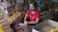 Pelaku UMKM dupa tersebut mengatakan per harinya mampu memproduksi sedikitnya 500 kg dupa sesuai permintaan konsumen untuk persembahyangan hari suci Hindu dan Tahun Baru Imlek dengan harga jual Rp 20 ribu per kg.  