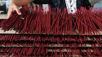 Pekerja menata dupa merah yang baru dibuat di Desa Baha, Badung, Bali, Senin (27/1/2025).  