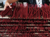 Melihat Produksi Dupa untuk Sembahyang di Bali