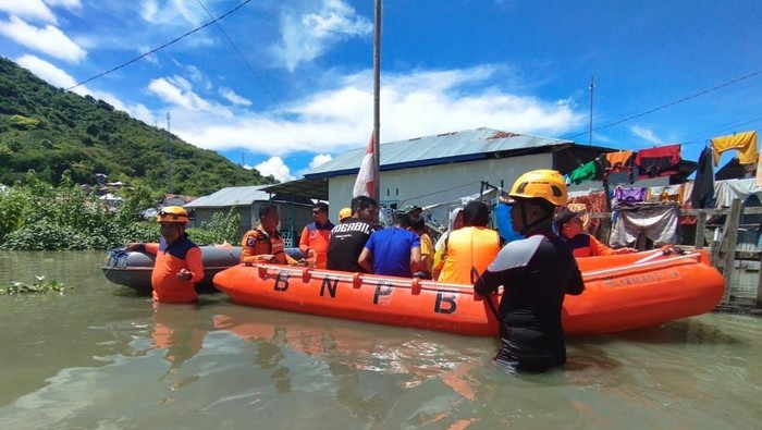 Proses evakuasi warga terdampak banjir di Kota Gorontalo, Provinsi Gorontalo.