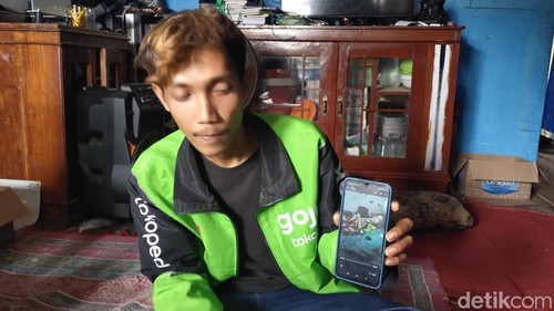 Purwanto menunjukan kondisi terakhir adiknya sebelum di larikan ke rumah sakit oleh tetangganya