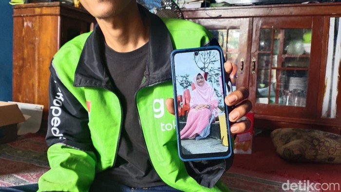 Purwanto menunjukan kondisi terakhir adiknya sebelum dilarikan ke rumah sakit oleh tetangganya