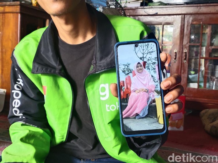 Purwanto menunjukan kondisi terakhir adiknya sebelum dilarikan ke rumah sakit oleh tetangganya