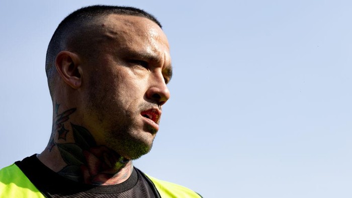 FERRARA, ITALY - FEBRUARY 18: Radja Nainggolan of Spal warms up prior to  the Serie B match between Spal and Como at Stadio Paolo Mazza on February 18, 2023 in Ferrara, Italy. (Photo by Emmanuele Ciancaglini/Ciancaphoto Studio/Getty Images)