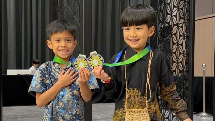 Ragnar dan medali emas SEAMO X Grade 1 miliknya (kiri)