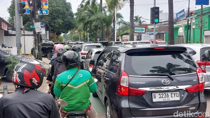 Ragunan menjadi salah satu tempat wisata warga Jakarta pada momen libur Isra Miraj dan Imlek 2025. Lalin di Jalan Harsono RM, Jakarta Selatan macet siang ini. (Rumondang N/detikcom)