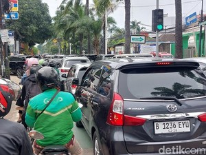 Ragunan Ramai Pengunjung di Libur Isra Miraj, Lalin Arah Pintu Masuk Macet