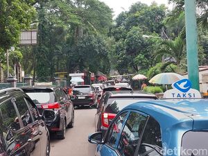 Ragunan Diserbu Pengunjung di Libur Isra Miraj, Lalin pun Macet