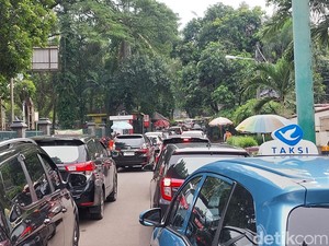 Ragunan Diserbu Pengunjung di Libur Isra Miraj, Lalin pun Macet