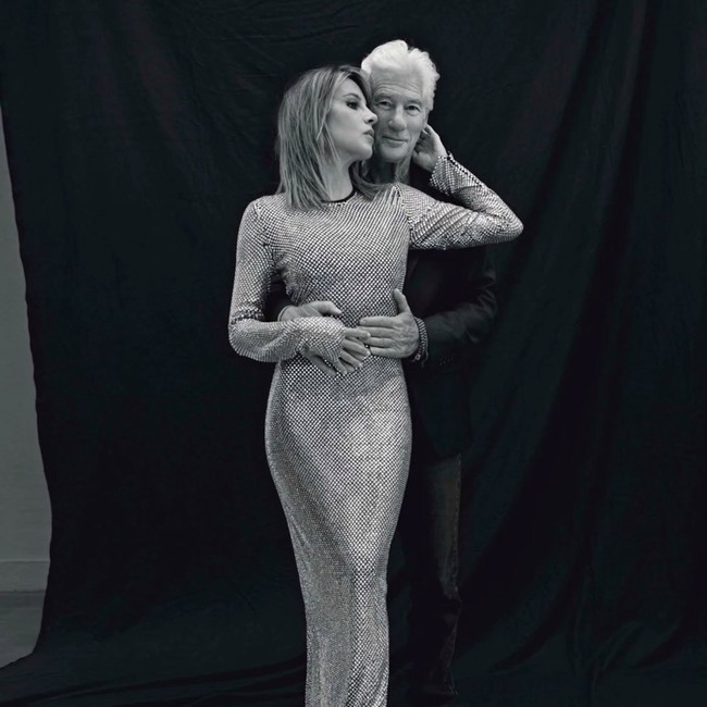 Pasangan yang memiliki putra berusia empat dan lima tahun ini menikah pada 2018. Alejandra yang menyebut dirinya sebagai humanitarian merupakan istri ketiga Richard. Foto: Instagram Richard Gere/ Elle Spain