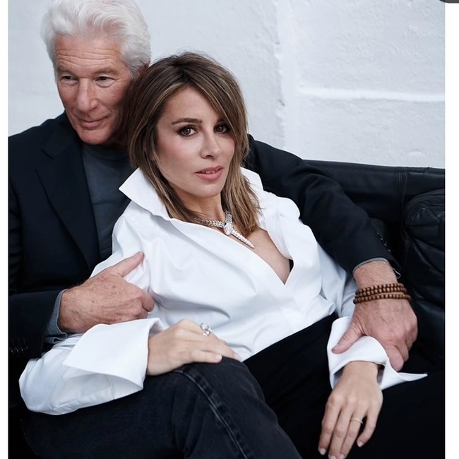 Dalam pemotretan yang diunggah di media sosial, Richard dan Alejandra terlihat serasi mengenakan busana bernuansa monokrom.  Foto: Instagram Richard Gere/ Elle Spain