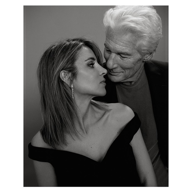 Selagi menampilkan kemesraan, Richard Gere dan Alejandra Silva juga bicara mengenai kehidupan baru keluarga kecil mereka yang kini tinggal di Spanyol bersama kedua putra. Foto: Instagram Richard Gere/ Elle Spain