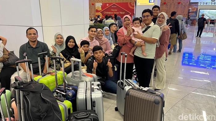 Rombongan asal Malaysia ikut terdampak keterlambatan Kereta Cepat Whoosh akibat ada ODGJ masuk ke jalur Km 35 Karawang-Padalarang. (Rumondang/detikcom)