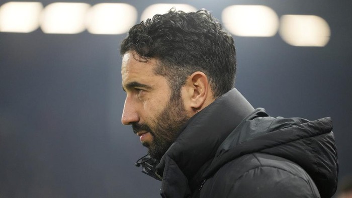Manchester Uniteds head coach Ruben Amorim arrives for the English Premier League soccer match between Fulham and Manchester United at Craven Cottage stadium in London, Sunday, Jan. 26, 2025. (AP Photo/Kirsty Wigglesworth)