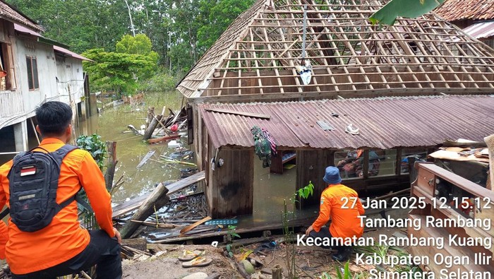 Rumah milik warga ambruk imbas hujan dan angun kencang di Ogan Ilir.