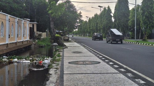 Salah satu saluran drainase di Jalan Lingkar Selatan, Mapak, Kecamatan Sekarbela, Mataram, yang menjadi langganan banjir setiap musim hujan, Senin (27/1/2025). (Nathea Citra/detikBali)