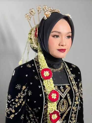 Salma Salsabil Menikah Memakai Busana Pengantin Adat Jawa