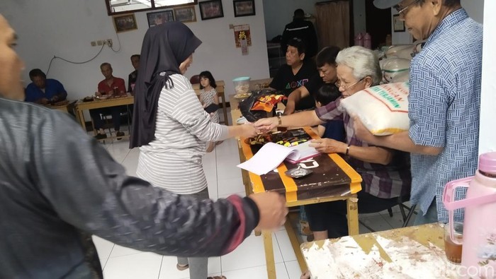 Sambut Imlek, 5,6 Ton Beras dari Klenteng Kun An Tong Kuningan untuk Warga Miskin