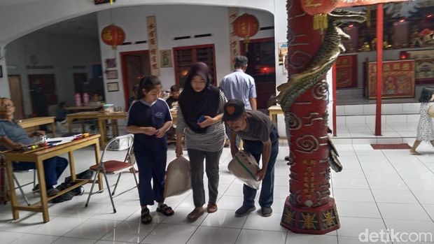 Sambut Imlek, 5,6 Ton Beras dari Klenteng Kun An Tong Kuningan untuk Warga Miskin