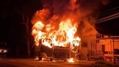 Sebuah bus pariwisata terbakar di Jalan Denpasar-Gilimanuk, tepatnya di wilayah Desa Banyubiru, Kecamatan Melaya, Kabupaten Jembrana, Bali, Minggu (26/1/2025) malam. (Foto: Istimewa)