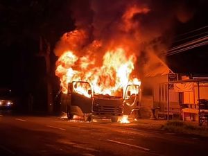 Bus Pariwisata Hangus Terbakar di Jalan Denpasar-Gilimanuk