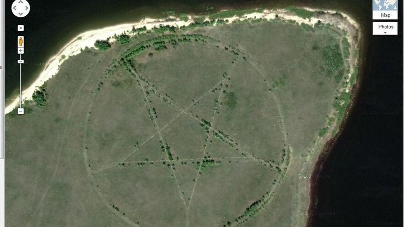 Berikut beberapa gambar yang tertangkap Google Earth. Foto-foto ini beragam, ada yang aneh, keren, hingga menyeramkan.