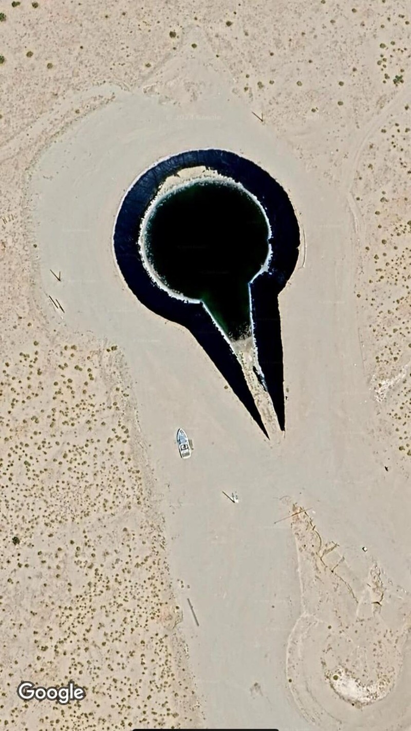 Berikut beberapa gambar yang tertangkap Google Earth. Foto-foto ini beragam, ada yang aneh, keren, hingga menyeramkan.