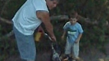 Pengguna internet menemukan momen di mana saat dirinya diajari bersepada oleh ayahnya saat berusia 2 tahun. Ayahnya meninggal dunia pada 2022. Foto: (Bored Panda).