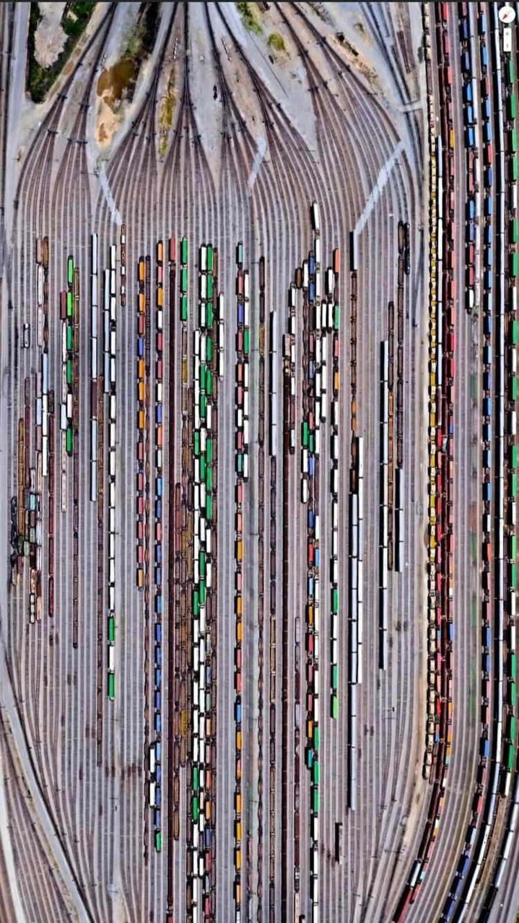 Berikut beberapa gambar yang tertangkap Google Earth. Foto-foto ini beragam, ada yang aneh, keren, hingga menyeramkan.