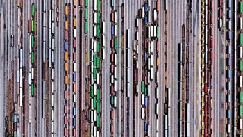 Lokasinya berada di Inman Railroad Yard, Atlanta, Georgia. Depo kereta ini terlihat sangat rumit, tapi malah menjadi pemandangan yang luar biasa. Foto: (Bored Panda).